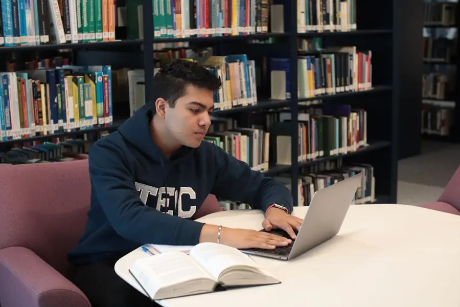 Estudiante investigando en la biblioteca