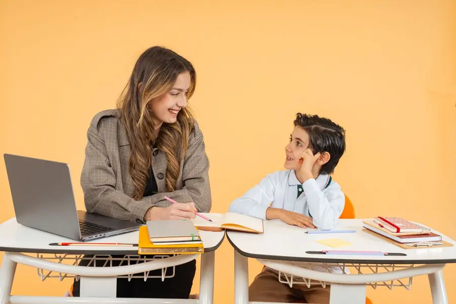 Tutora explicando a un alumno