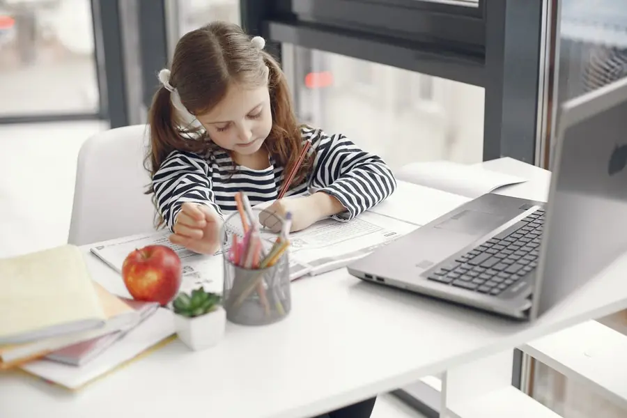 Niña de primaria haciendo su tarea