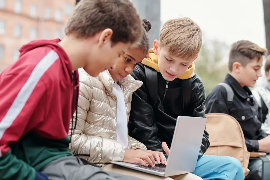 Grupo de adolescentes estudiando juntos